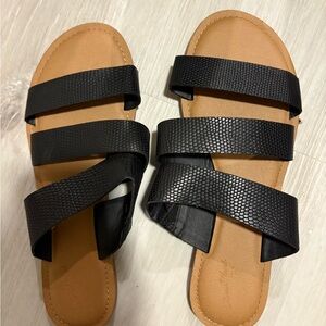 Universal Thread Black Textured Sandals